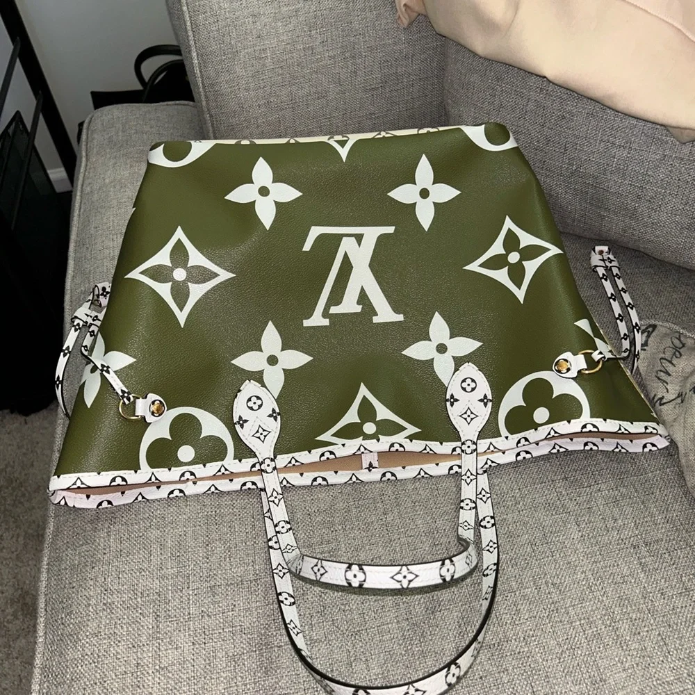 Louis Vuitton Guaranteed Authentic Monogram Giant Neverful MM Khaki and Beige - Picture 3 of 16